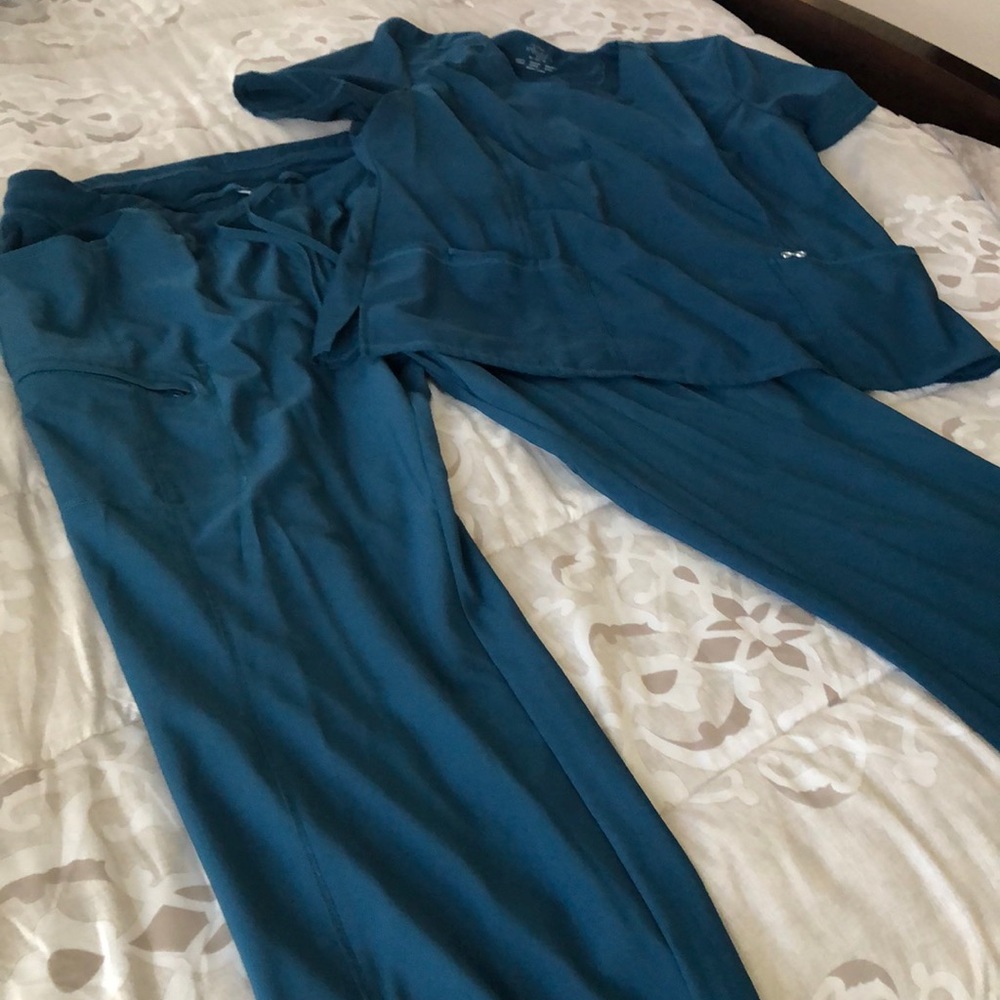 Cherokee infinity scrubs. Xl